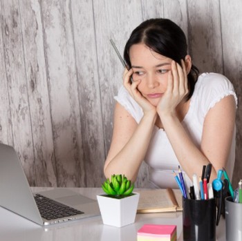 Kenapa Kita Suka Lari dari Masalah? Kenalan dengan 'Avoidance Coping' yang Nggak Kamu Sadari
