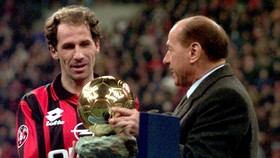 FILE PHOTO: Franco Baresi (L) receives a present from Silvio Bersulsconi during the friendly match between A.C. Milan and an All-Stars XI, in Milan, Italy, October 28, 1997. Franco Baresi leaves the football world tonight and this is his last match.