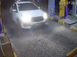 Kepergok Mesum, Pemobil Kabur Tabrak Palang Parkir Mal di Bandung