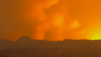 Sebuah ledakan menerangi langit malam Pulau Qeshm, Iran pada Kamis (30/7) akibat serangan militer Amerika Serikat.