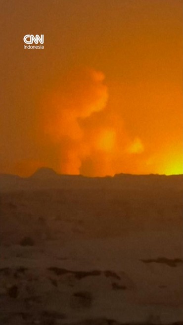 Sebuah ledakan menerangi langit malam Pulau Qeshm, Iran pada Kamis (30/7) akibat serangan militer Amerika Serikat.