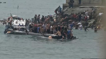 Momen Ratusan Migran Maroko Berenang Lewat Laut ke Spanyol