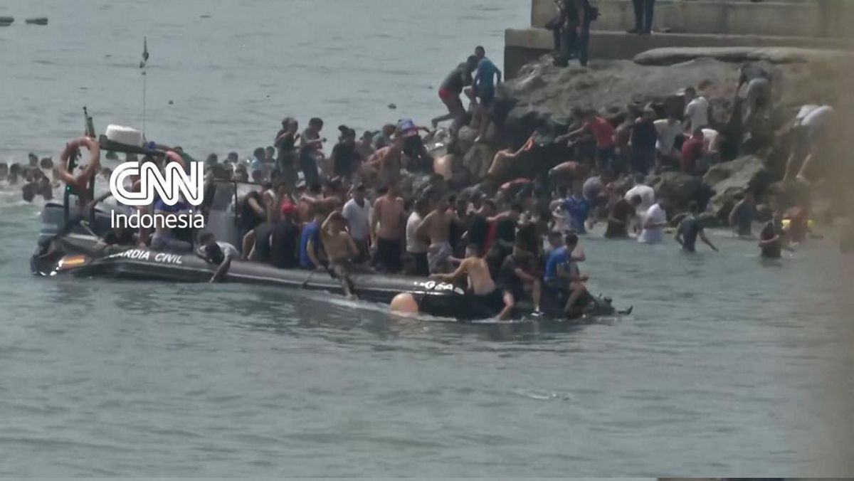 Momen Ratusan Migran Maroko Berenang Lewat Laut ke Spanyol