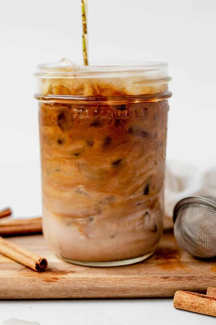 Iced Cinnamon Dolce Latte cocok menggambarkan karakter Agustus yang percaya diri dan penuh pesona. Perpaduan rasa hangat dengan sentuhan rempah mencerminkan sosok yang berani sekaligus berkarisma./ Foto: pinterest.com