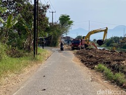 Akhirnya! Sedimentasi di Sungai Cikeruh Dikeruk Alat Berat