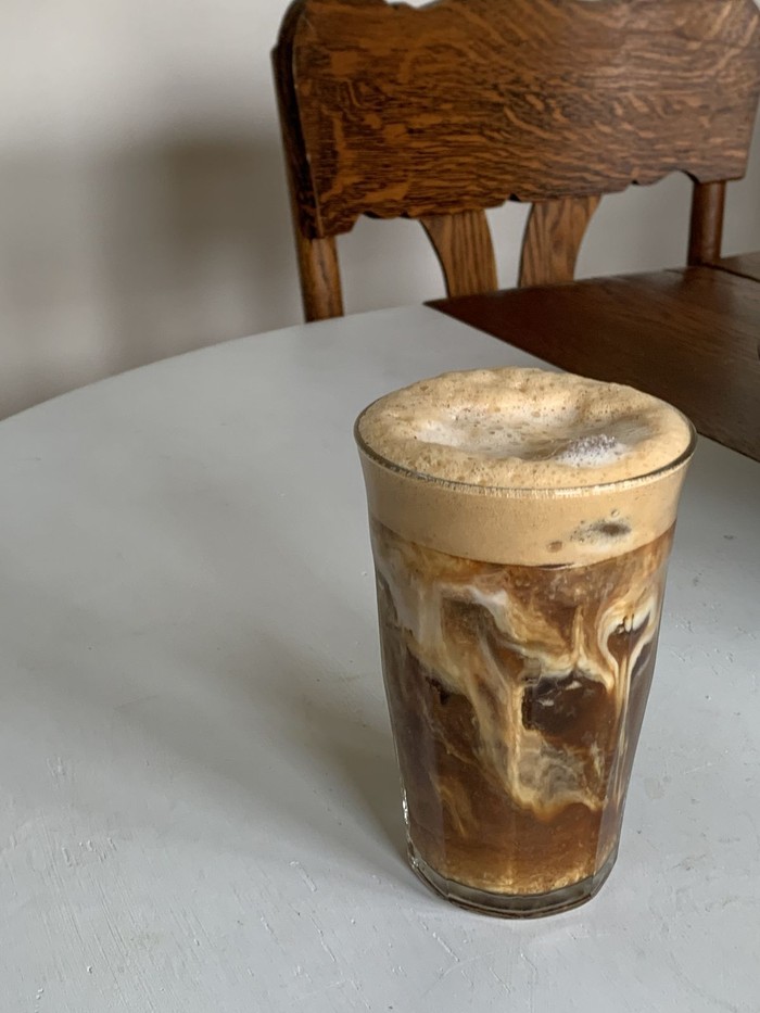 Brown Sugar Oatmilk Shaken Espresso mencerminkan semangat April yang aktif dan penuh energi. Mereka tidak pernah kehabisan ide/ Foto: pinterest.com