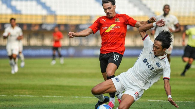Persib Digdaya, Arema Runner Up