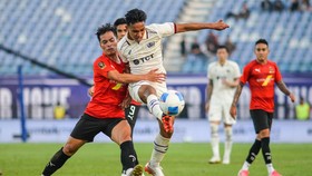 Arema FC (putih) jadi tim terbaru yang lolos ke semifinal Piala Presiden 2026.