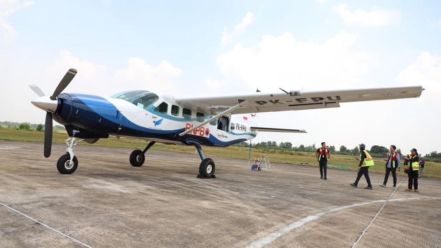 BNPB menyiagakan pesawat Cessna Caravan 208B PK-FPU di untuk Operasi Modifikasi Cuaca di Kalimantan Tengah. Bahan semai Natrium Klorida juga dipastikan dalam kondisi siap pakai di Posko OMC, Bandara Tjilik Riwut, Jumat (31/7). (Dok BNPB)