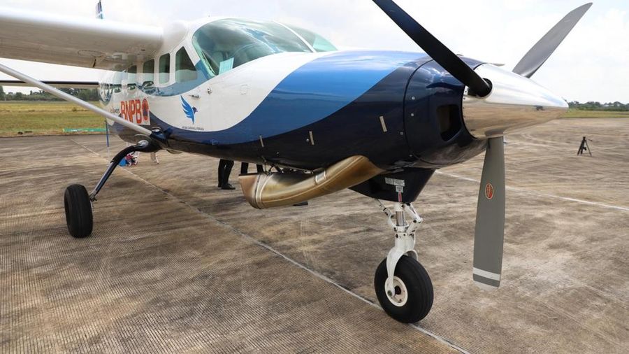 BNPB menyiagakan pesawat Cessna Caravan 208B PK-FPU di untuk Operasi Modifikasi Cuaca di Kalimantan Tengah. Bahan semai Natrium Klorida juga dipastikan dalam kondisi siap pakai di Posko OMC, Bandara Tjilik Riwut, Jumat (31/7). (Dok BNPB)