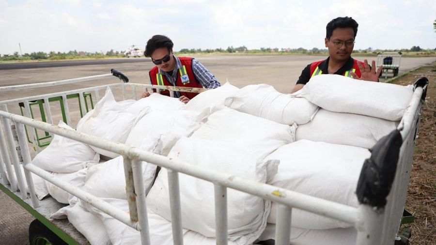 BNPB menyiagakan pesawat Cessna Caravan 208B PK-FPU di untuk Operasi Modifikasi Cuaca di Kalimantan Tengah. Bahan semai Natrium Klorida juga dipastikan dalam kondisi siap pakai di Posko OMC, Bandara Tjilik Riwut, Jumat (31/7). (Dok BNPB)