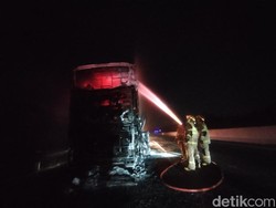 Bus Gunung Harta Bawa 30 Penumpang Terbakar di Tol Nganjuk