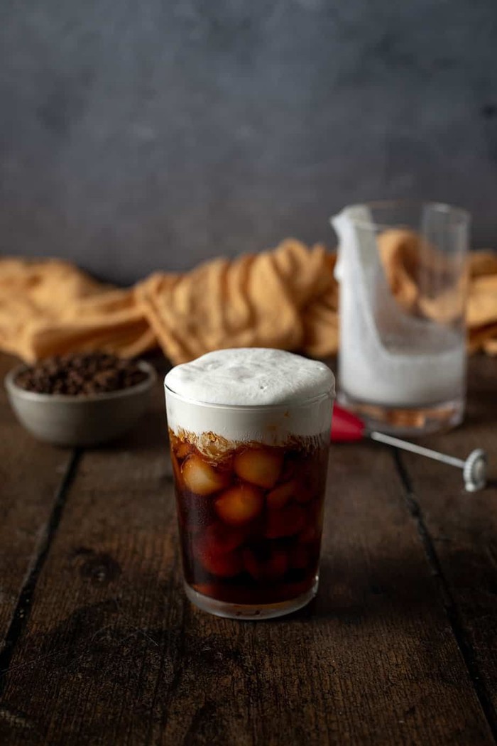 Salted Caramel Cream Cold Brew melambangkan karakter Desember yang optimistis, murah hati, dan menyenangkan. Perpaduan rasa manis dan gurihnya mencerminkan sosok yang hangat serta mudah disukai./ Foto: pinterest.com