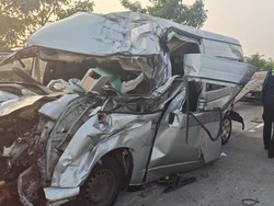 Laka 2 Hiace Muat WN China di Tol Pandaan-Malang Diduga karena Ngantuk