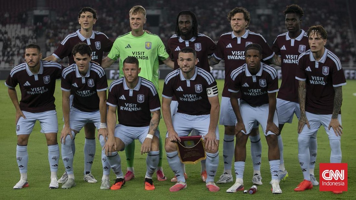 Pesepak bola Aston Villa  berebut bola dengan pesepak bola Indonesia All Stars pada pertandingan bertajuk Aston Villa Pre-Season Tour Indonesia 2026 di Stadion Utama Gelora Bung Karno, Senayan, Jakarta, Sabtu (1/8/2026)