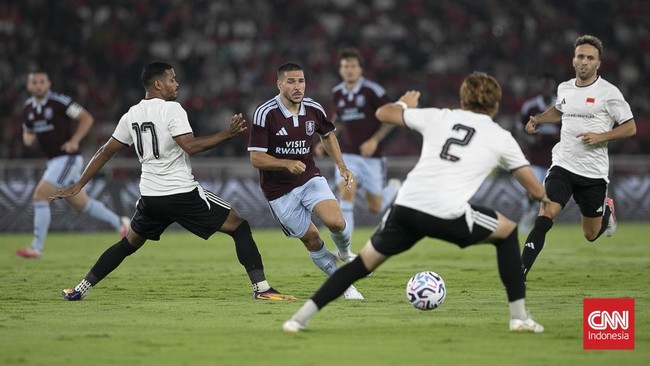 Pesepak bola Aston Villa  berebut bola dengan pesepak bola Indonesia All Stars pada pertandingan bertajuk Aston Villa Pre-Season Tour Indonesia 2026 di Stadion Utama Gelora Bung Karno, Senayan, Jakarta, Sabtu (1/8/2026)