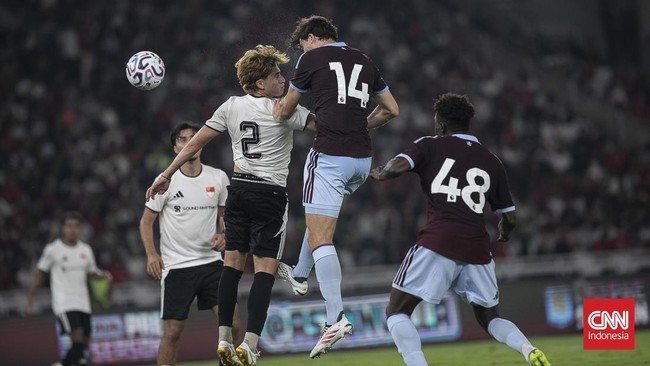 Pesepak bola Aston Villa  berebut bola dengan pesepak bola Indonesia All Stars pada pertandingan bertajuk Aston Villa Pre-Season Tour Indonesia 2026 di Stadion Utama Gelora Bung Karno, Senayan, Jakarta, Sabtu (1/8/2026)