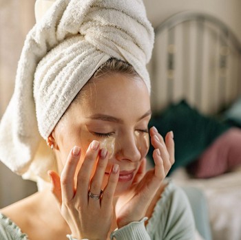 6 Kebiasaan Sebelum Tidur yang Bikin Tampil Segar dan Glowing di Pagi Hari