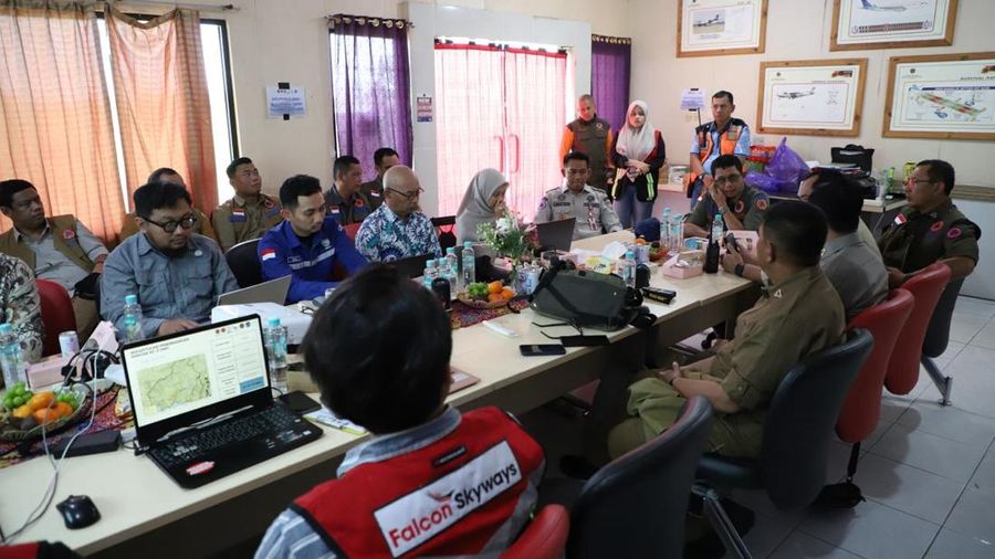 Kepala BNPB Letjen TNI Dr. Suharyanto memimpin rapat koordinasi dengan BMKG, BPBD Provinsi Kalimantan Tengah, dan Pengelola Bandara Tjilik Riwut saat meninjau Posko Operasi Modifikasi Cuaca (OMC), di Bandara Tjilik Riwut, Jumat (31/7). (Dok BNPB)