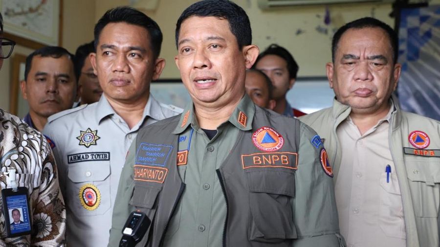 Kepala BNPB Letjen TNI Dr. Suharyanto memimpin rapat koordinasi dengan BMKG, BPBD Provinsi Kalimantan Tengah, dan Pengelola Bandara Tjilik Riwut saat meninjau Posko Operasi Modifikasi Cuaca (OMC), di Bandara Tjilik Riwut, Jumat (31/7). (Dok BNPB)