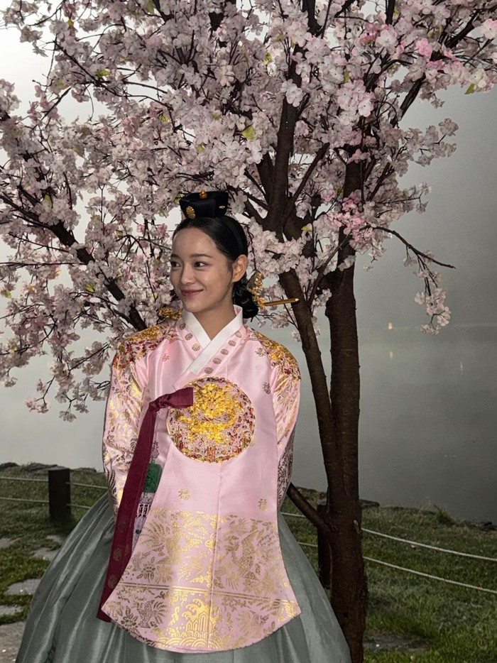 High School Queen memiliki premis yang cukup menarik, yaitu seorang ratu dari era Joseon yang memberikan pelajaran kepada para penjahat di abad ke-21. Jadi, penonton bisa melihat bagaimana keberanian dan kecerdasan Kim Chung Ha (Kim Se Jeong) membuat para perundung mendapatkan pelajaran yang setimpal.