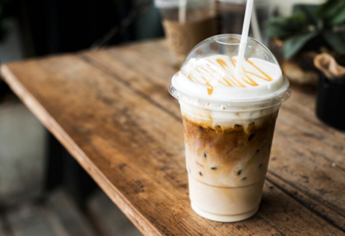 Iced Caramel Macchiato cocok bagi mereka yang lahir di bulan Maret. Minuman ini melambangkan pribadi yang hangat, ramah, dan mudah disukai./ Foto: magnific.com/rawpixel.com