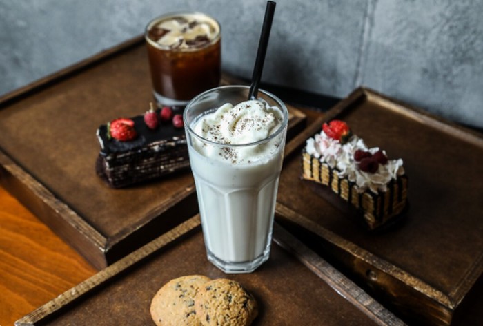 Iced Vanilla Latte menjadi simbol kepribadian Mei yang menenangkan. Mereka dapat diandalkan. / Foto: magnific.com/stockking