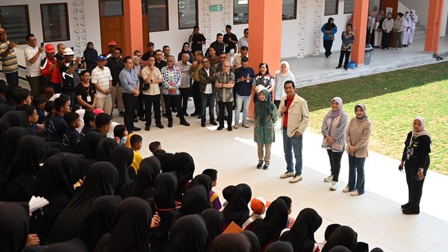 Purbaya Janji APBN Dukung Penuh Sekolah Rakyat, Ucap Ini ke Siswa