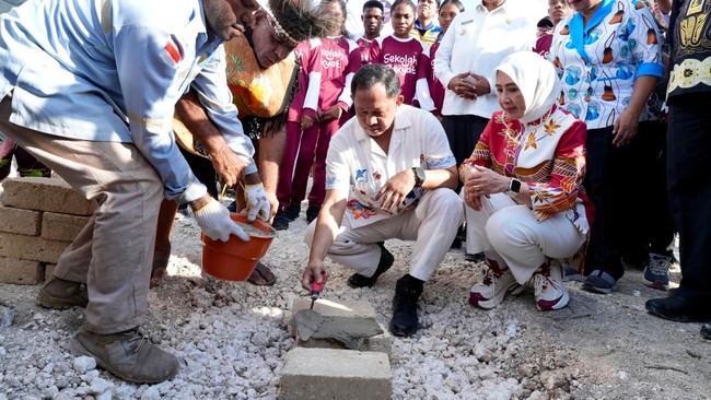 Menteri Dalam Negeri (Mendagri) Muhammad Tito Karnavian melakukan groundbreaking (peletakan batu pertama) pembangunan Sekolah Rakyat di Kabupaten Biak Numfor, Papua, Sabtu (1/8/2026).
