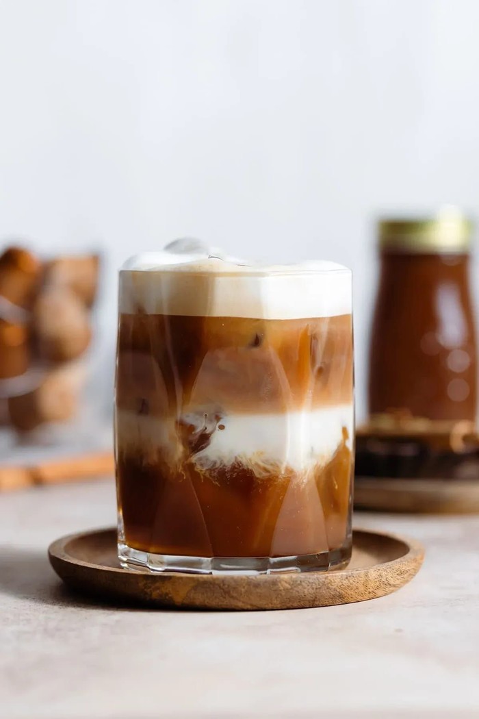 Dirty Chai Iced Latte menggambarkan kepribadian November yang kompleks, penuh semangat, dan sulit ditebak. Perpaduan chai dan espresso mencerminkan karakter yang kuat sekaligus menarik./ Foto: pinterest.com