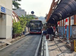 Pekerja Terima Tarif TransJ Blok M-Soetta Rp 15 Ribu: Naik Motor Gempor