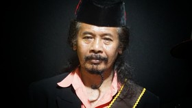 Pelukis terkenal Nasirun dari Cilacap meninggal dunia di Yogyakarta. Dikenal dengan karya ekspresif, ia akan dikebumikan di Taman Makam Seniman Giri Sapto.