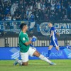 Pesepak bola Persib Bandung Balsa Sekulic (kanan) melakukan seleberasi usai mencetak gol ke gawang penjaga gawang Tampines Rovers Muhammad Zharfan (kiri) pada pertandingan Grup A Piala Presiden di Stadion Si Jalak Harupat, Kabupaten Bandung, Jawa Bar