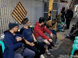 Tangis Iringi Kedatangan Jenazah Trisno Pas Band ke Rumah Duka