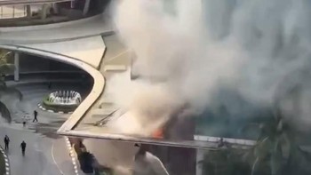 Kebakaran melanda Hotel Pullman di kawasan Tanjung Duren, Jakarta Barat pada Sabtu (1/8) pagi.