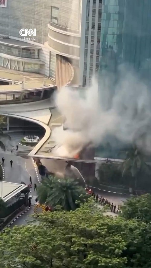Kebakaran melanda Hotel Pullman di kawasan Tanjung Duren, Jakarta Barat pada Sabtu (1/8) pagi.