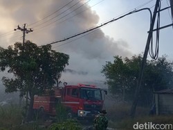 Kebakaran TPA Troketon Klaten Belum Padam, BPBD Bagikan Masker