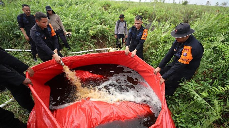 Tim campuran Satgas Darat berjibaku memadamkan api dan mendinginkan lahan gambut nan terbakar di Desa Tumbangnusa, Kecamatan Jabiren Raya, Kabupaten Pulang Pisau, Kalimantan Tengah, Jumat (31/7). (Dok BNPB)