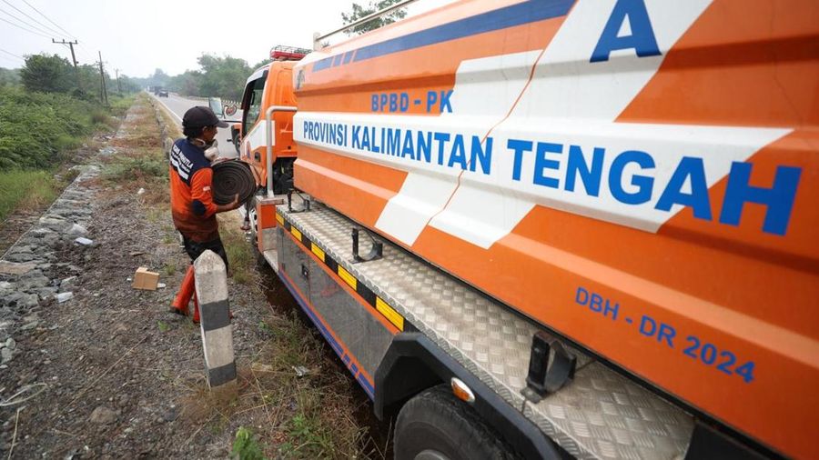 Tim campuran Satgas Darat berjibaku memadamkan api dan mendinginkan lahan gambut nan terbakar di Desa Tumbangnusa, Kecamatan Jabiren Raya, Kabupaten Pulang Pisau, Kalimantan Tengah, Jumat (31/7). (Dok BNPB)