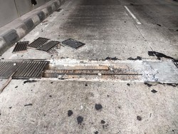 Awas! Besi Gril Drainase Undepass Jombor Njepat Bikin Ban Mobil Pecah