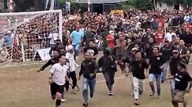 Suporter pertandingan antarkampung (tarkam) masuk ke lapangan dan mengeroyok wasit di Purbalingga, Jawa Tengah (Jateng).