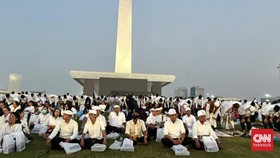 Ribuan warga mulai memadati kawasan Monas untuk menghadiri Zikir dan Doa Kebangsaan yang berlangsung pada Sabtu (1/8) di Lapangan Monas, Jakarta.