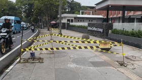 Penyegelan area penebangan pohon sembarangan di depan lapangan padel Jl LLRE Martadinat, Kota Bandung