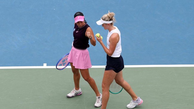 WASHINGTON, DC - AUGUST 01: Aldila Sutjiadi of Indonesia and Erin Routliffe of New Zealand talk during a women's doubles championship match against Makoto Ninomiya of Japan and Andreja Klepac of Slovenia on day six of the Mubadala DC Open 2026 at Wil