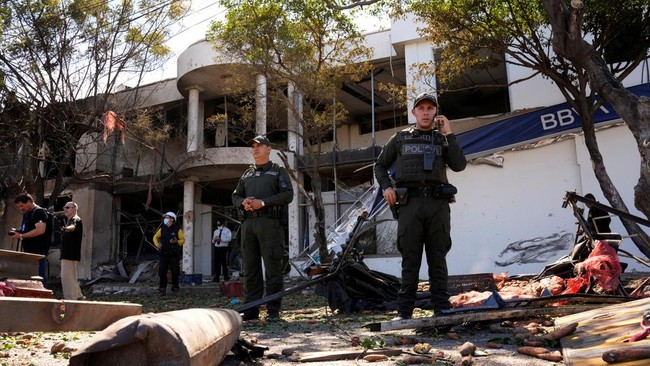 Police officers stand outside a building damaged after a truck packed with explosives detonated next to a police station in Cucuta, Colombia, August 1, 2026, days before the inauguration of President-elect Abelardo de la Espriella in Cali. REUTERS/Lu