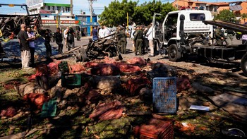 Damaged produce lies scattered after a truck packed with explosives detonated next to a police station in Cucuta, Colombia, August 1, 2026, days before the inauguration of President-elect Abelardo de la Espriella in Cali. REUTERS/Lucas Molet