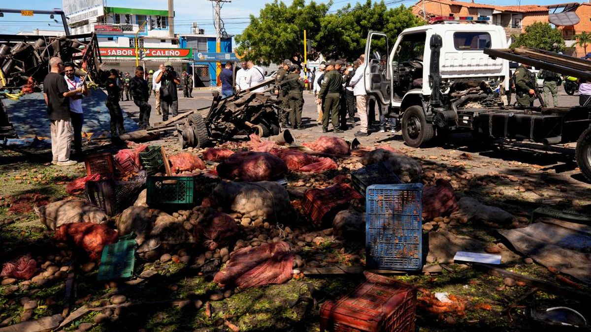 FOTO: Bom Truk Meledak Jelang Pelantikan Presiden Kolombia