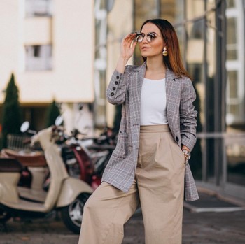 Nggak Perlu Beli Baju Baru! Ini 3 Cara Upgrade Outfit Biasa Jadi Terlihat Lebih Elegan