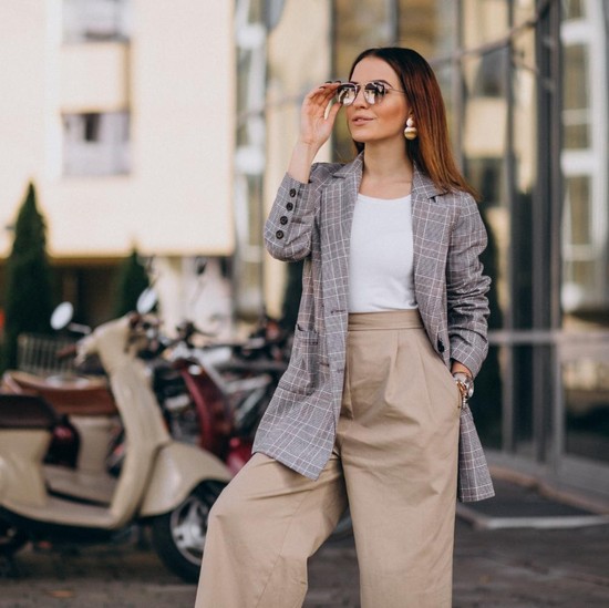 Nggak Perlu Beli Baju Baru! Ini 3 Cara Upgrade Outfit Biasa Jadi Terlihat Lebih Elegan