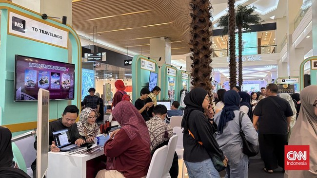 Hari terakhir penyelenggaraan CNN Indonesia Islamic Travel Connect 2026 dipadati pengunjung di Mozaik Walk, Kota Kasablanka, Jakarta, Minggu (2/8).